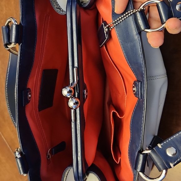 Chic Gray Coach bag with Navy trim - Picture 4 of 4